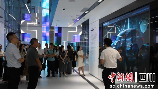 機(jī)器人進(jìn)廠打螺絲成現(xiàn)實(shí) 成都國(guó)企開放日揭秘制造業(yè)智能化轉(zhuǎn)型